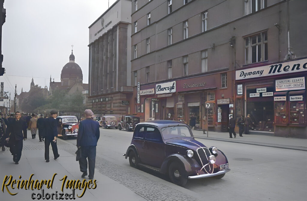 To koloryzowana fotografia z lat 1930-tych, zatem z okresu niedalkiego już wybuchowi wojny. Widzimy wyraznie jak ruchliwa była wówczas za dnia ul. Mickiewicza.